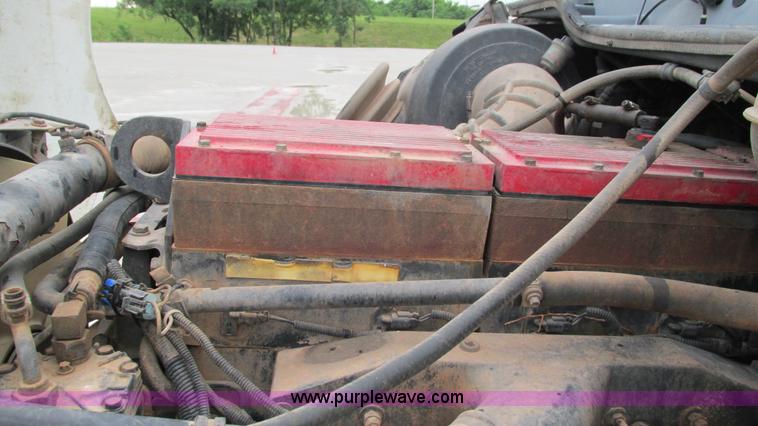 image for item G9285 2000 Freightliner Century Class C120 semi truck