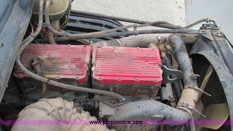 image for item G9285 2000 Freightliner Century Class C120 semi truck