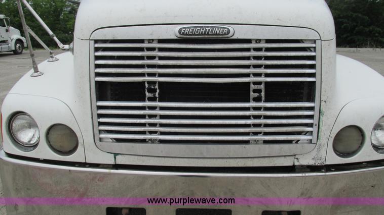image for item G9285 2000 Freightliner Century Class C120 semi truck