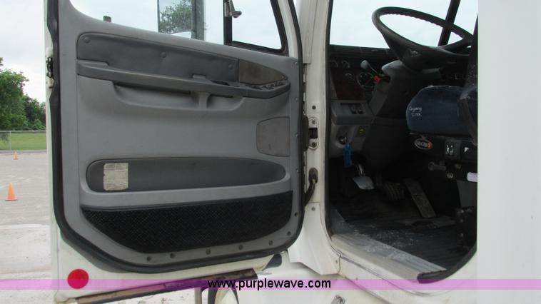 image for item G9285 2000 Freightliner Century Class C120 semi truck