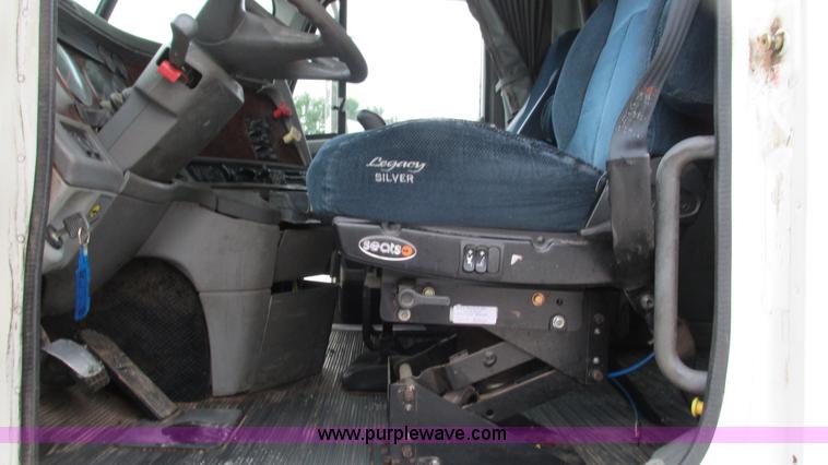 image for item G9285 2000 Freightliner Century Class C120 semi truck