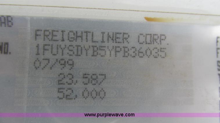 image for item G9285 2000 Freightliner Century Class C120 semi truck