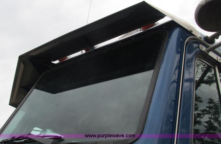 image for item G9286 1998 Peterbilt 377 semi truck