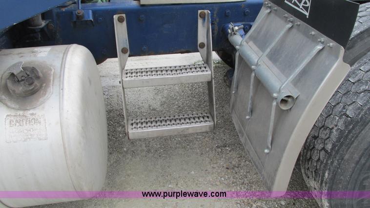 image for item G9286 1998 Peterbilt 377 semi truck