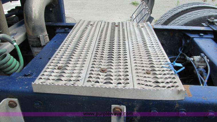 image for item G9286 1998 Peterbilt 377 semi truck