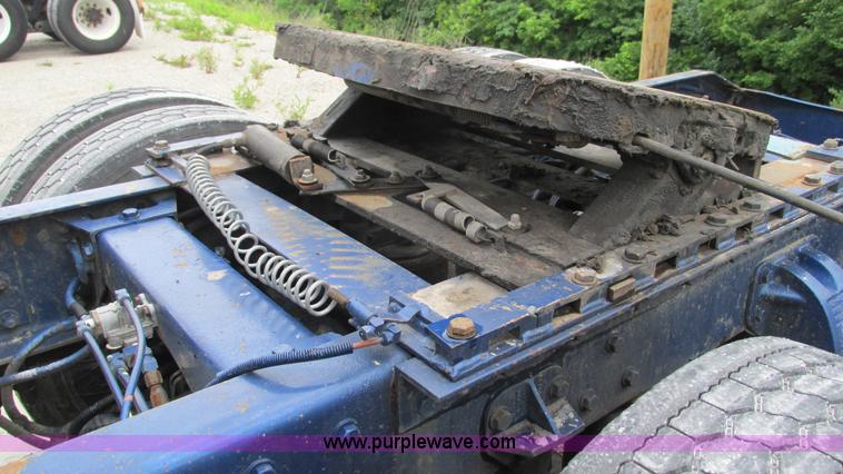 image for item G9286 1998 Peterbilt 377 semi truck