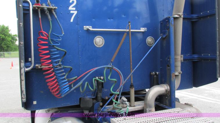 image for item G9286 1998 Peterbilt 377 semi truck