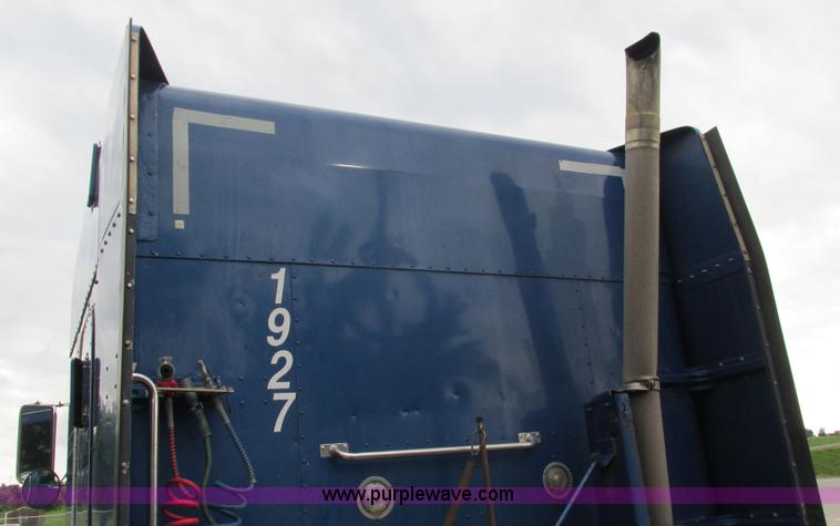 image for item G9286 1998 Peterbilt 377 semi truck