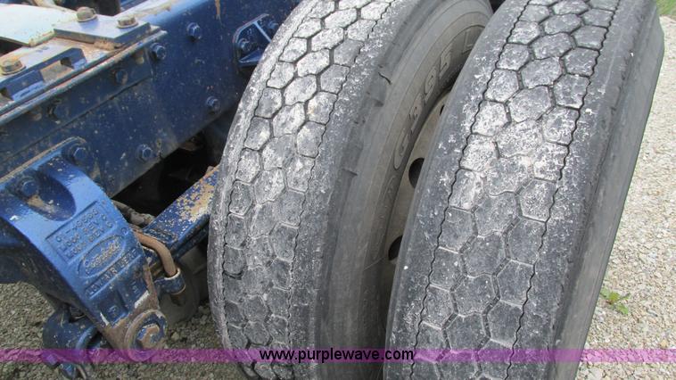 image for item G9286 1998 Peterbilt 377 semi truck