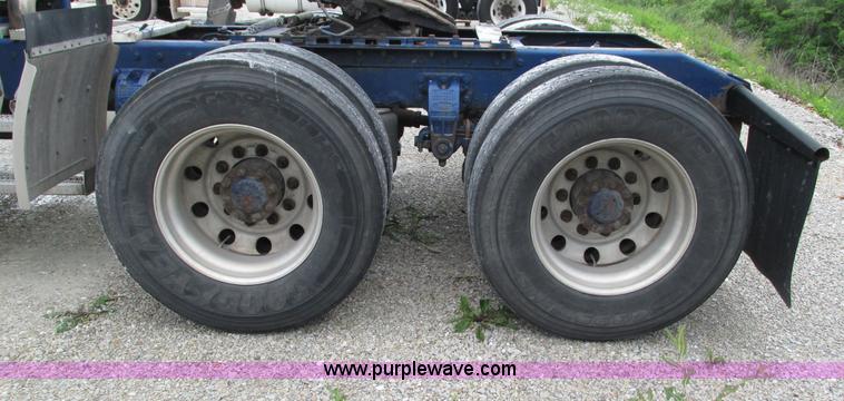 image for item G9286 1998 Peterbilt 377 semi truck