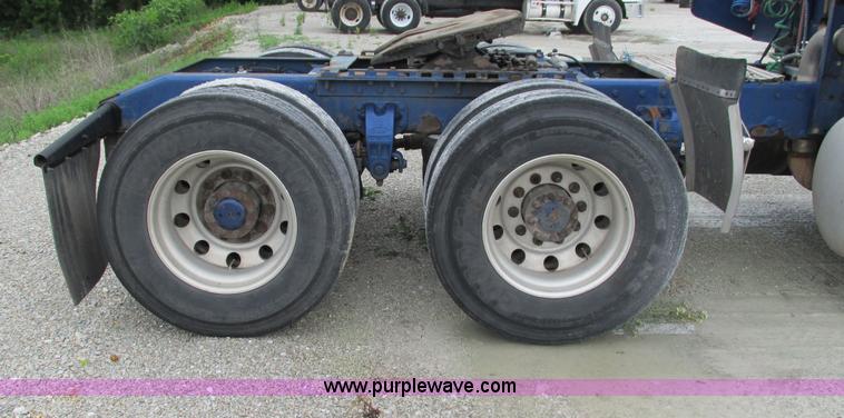 image for item G9286 1998 Peterbilt 377 semi truck