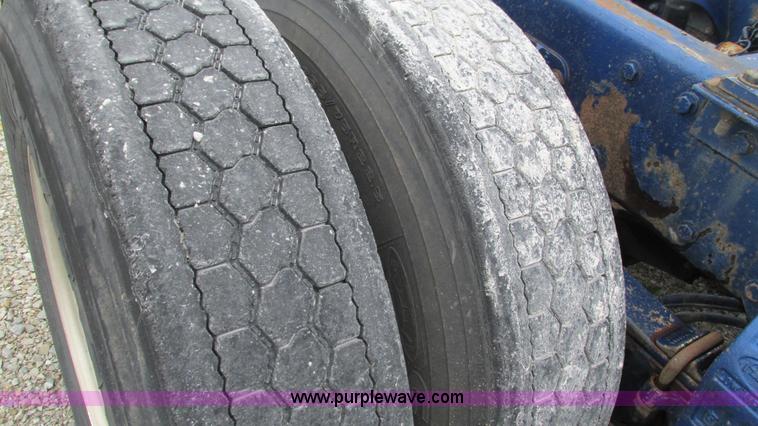 image for item G9286 1998 Peterbilt 377 semi truck