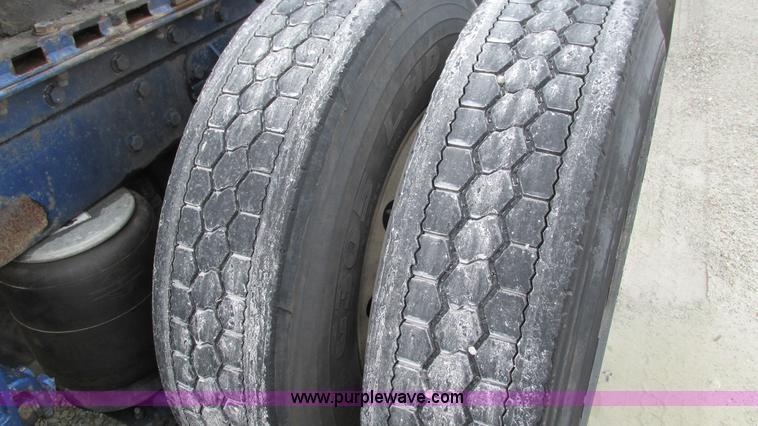 image for item G9286 1998 Peterbilt 377 semi truck