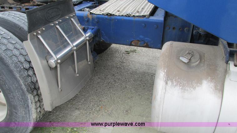 image for item G9286 1998 Peterbilt 377 semi truck