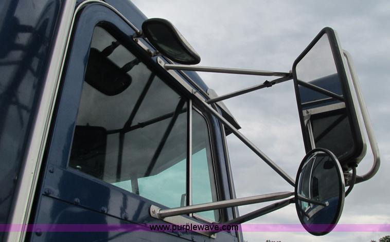 image for item G9286 1998 Peterbilt 377 semi truck