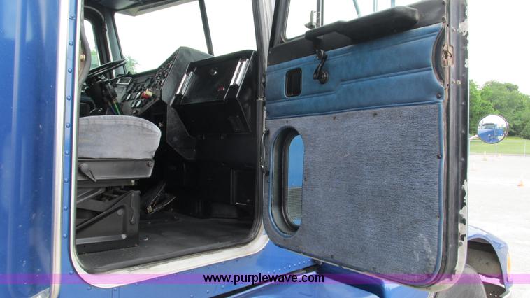 image for item G9286 1998 Peterbilt 377 semi truck