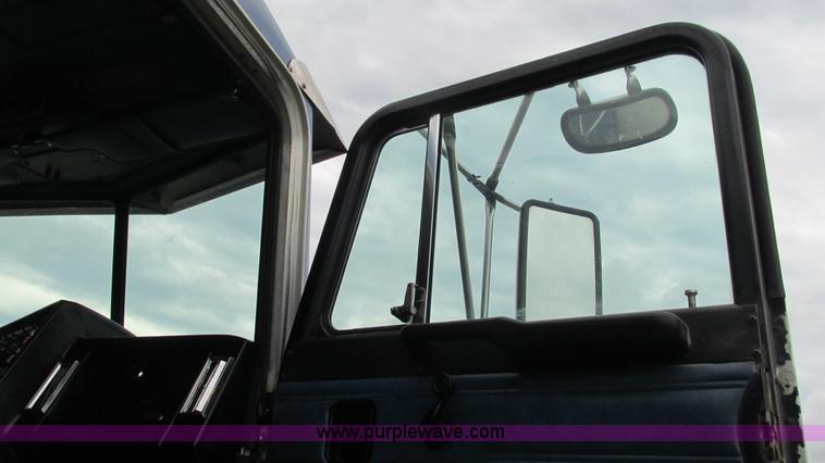 image for item G9286 1998 Peterbilt 377 semi truck