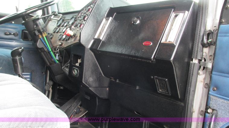 image for item G9286 1998 Peterbilt 377 semi truck