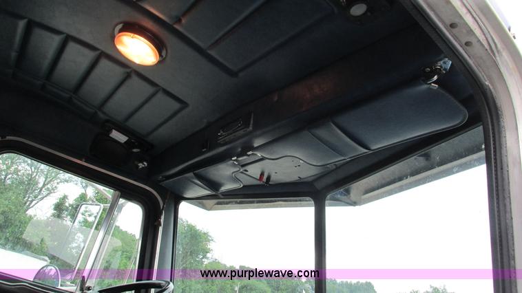 image for item G9286 1998 Peterbilt 377 semi truck