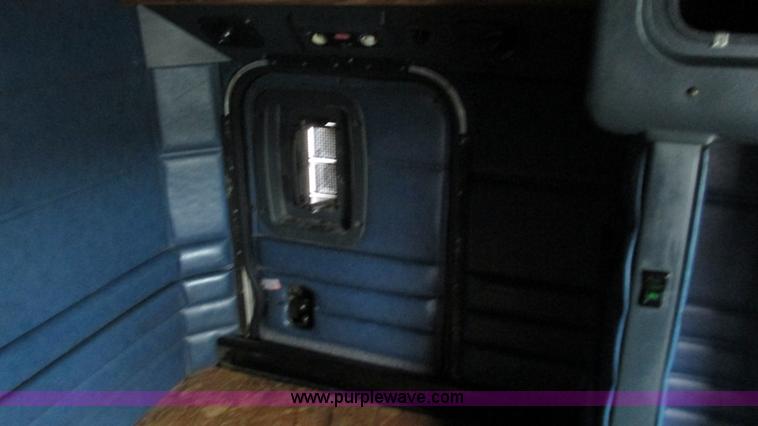 image for item G9286 1998 Peterbilt 377 semi truck