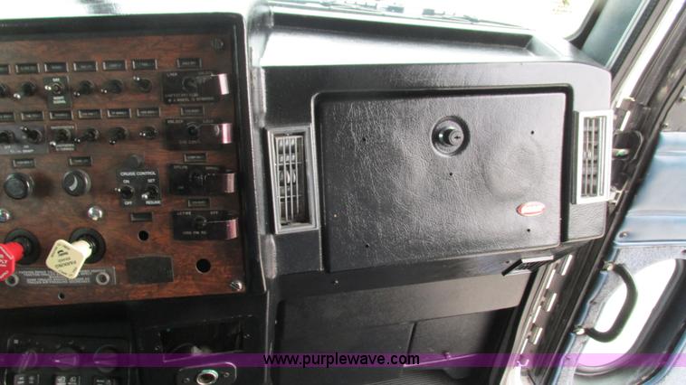 image for item G9286 1998 Peterbilt 377 semi truck