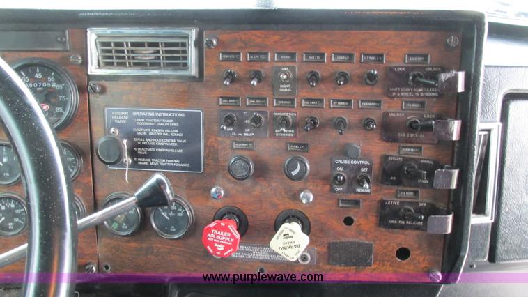 image for item G9286 1998 Peterbilt 377 semi truck