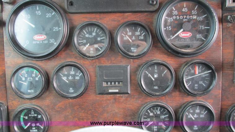 image for item G9286 1998 Peterbilt 377 semi truck