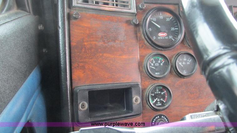 image for item G9286 1998 Peterbilt 377 semi truck