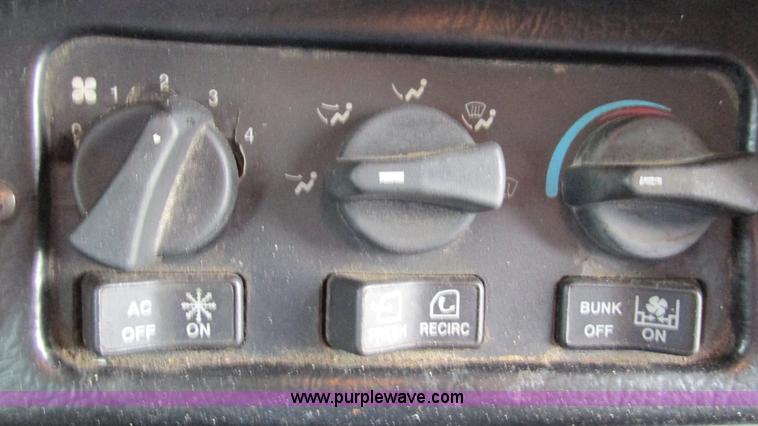 image for item G9286 1998 Peterbilt 377 semi truck