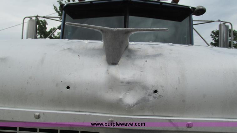 image for item G9286 1998 Peterbilt 377 semi truck