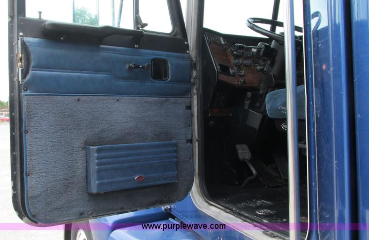 image for item G9286 1998 Peterbilt 377 semi truck