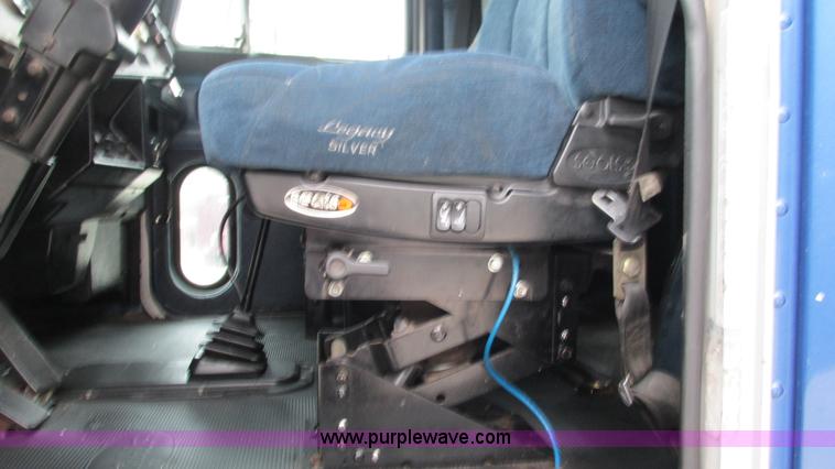 image for item G9286 1998 Peterbilt 377 semi truck