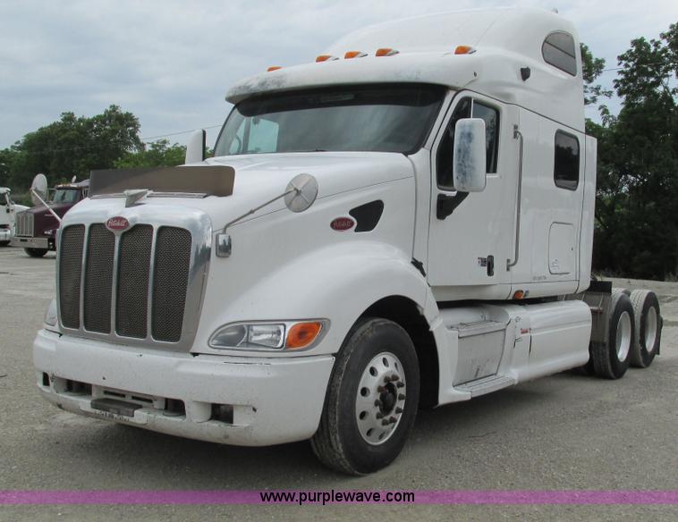 image for item G9287 2001 Peterbilt 387 semi truck