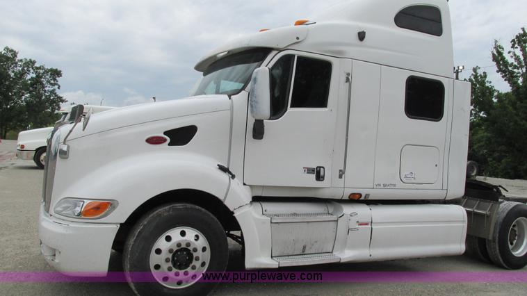 image for item G9287 2001 Peterbilt 387 semi truck