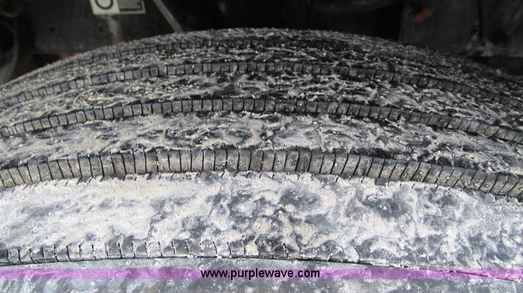 image for item G9287 2001 Peterbilt 387 semi truck