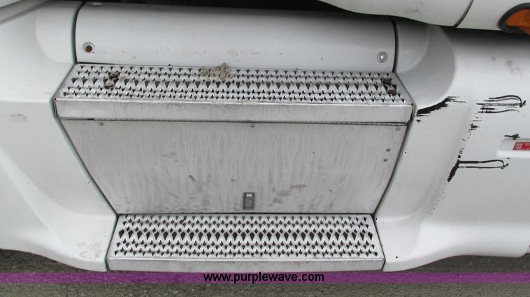 image for item G9287 2001 Peterbilt 387 semi truck