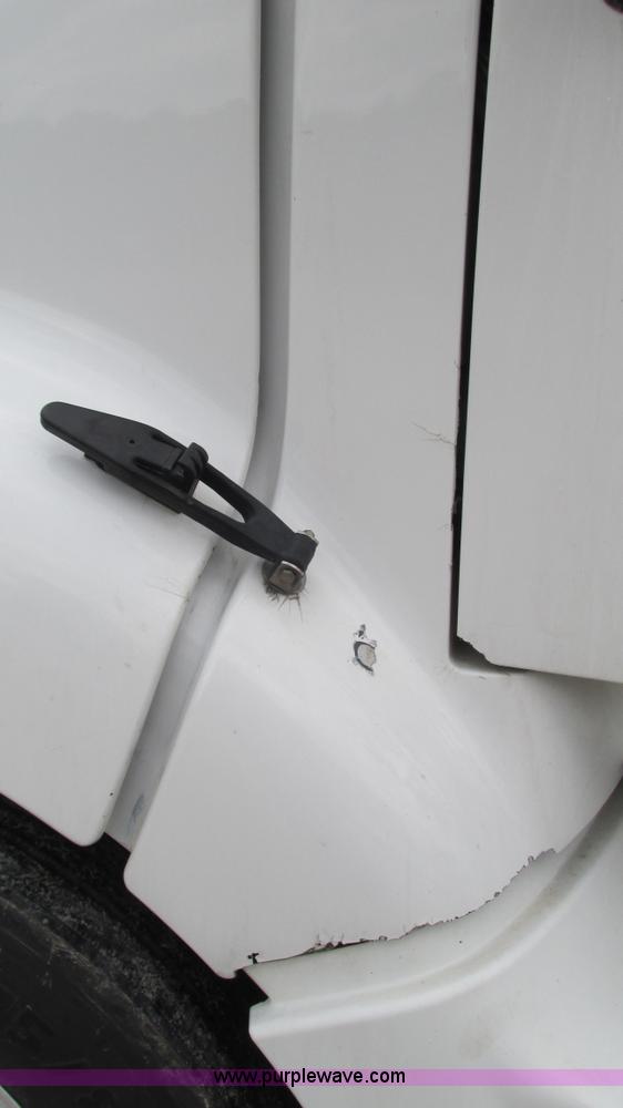 image for item G9287 2001 Peterbilt 387 semi truck