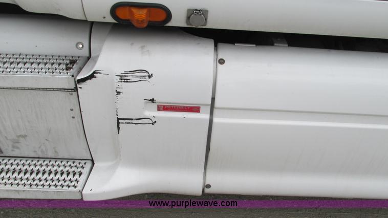 image for item G9287 2001 Peterbilt 387 semi truck