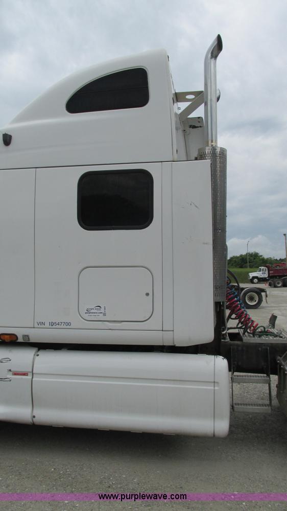 image for item G9287 2001 Peterbilt 387 semi truck