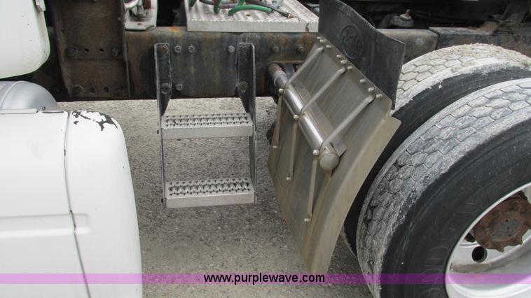 image for item G9287 2001 Peterbilt 387 semi truck