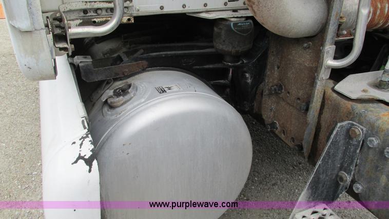 image for item G9287 2001 Peterbilt 387 semi truck