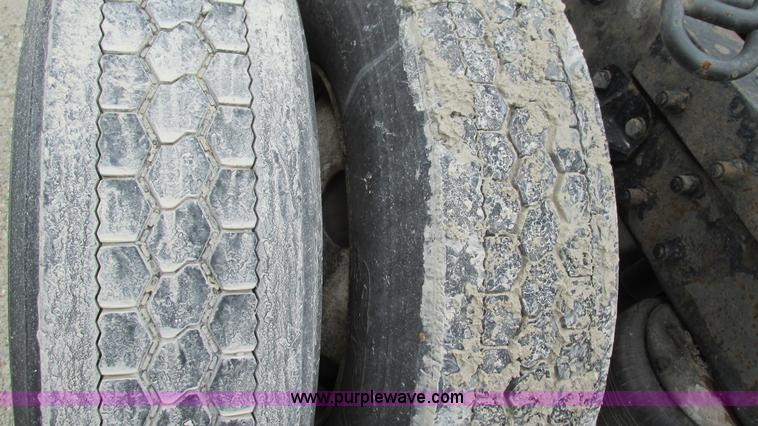 image for item G9287 2001 Peterbilt 387 semi truck