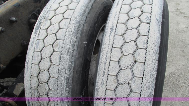 image for item G9287 2001 Peterbilt 387 semi truck