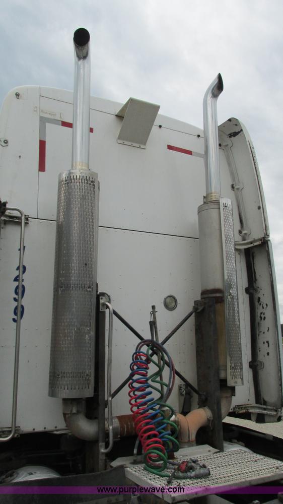 image for item G9287 2001 Peterbilt 387 semi truck