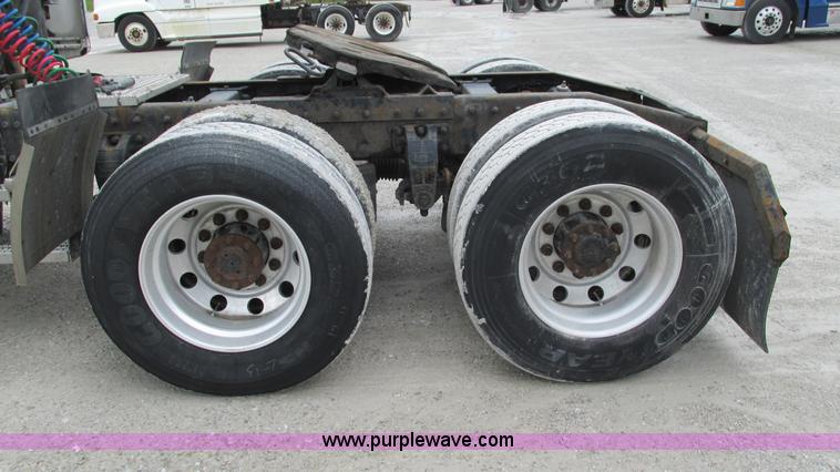 image for item G9287 2001 Peterbilt 387 semi truck