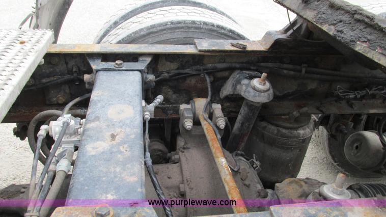 image for item G9287 2001 Peterbilt 387 semi truck