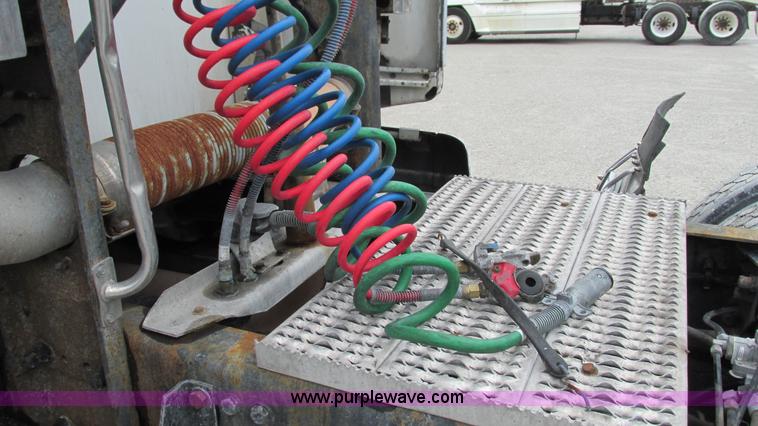 image for item G9287 2001 Peterbilt 387 semi truck