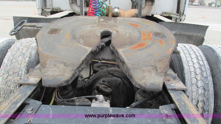 image for item G9287 2001 Peterbilt 387 semi truck