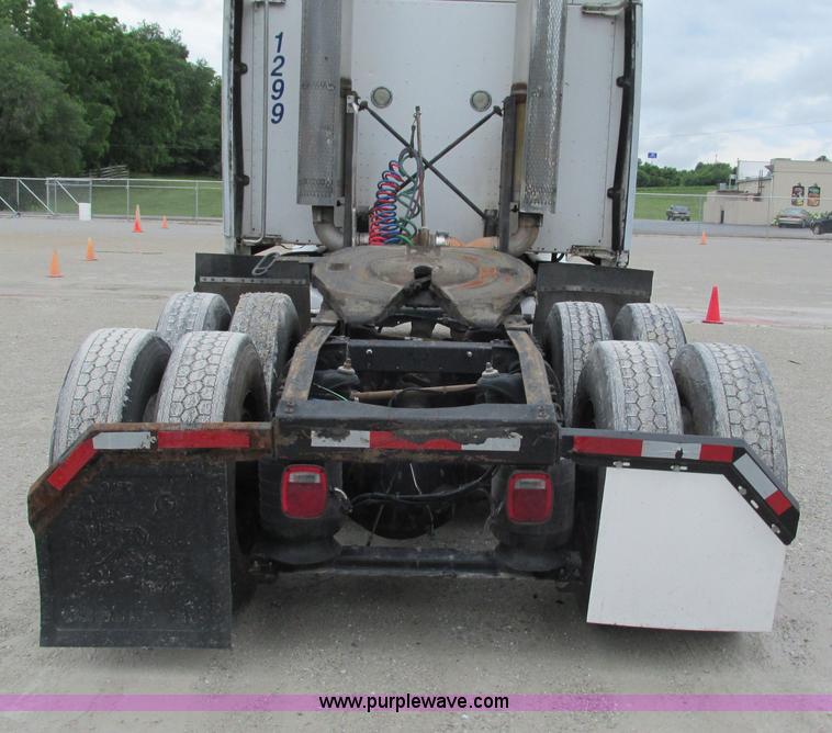 image for item G9287 2001 Peterbilt 387 semi truck