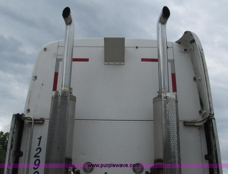 image for item G9287 2001 Peterbilt 387 semi truck